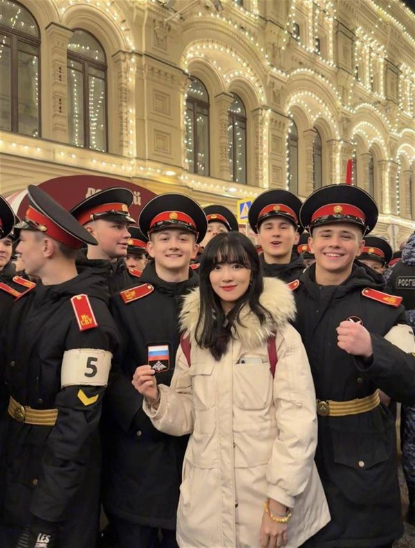 简配资 红场阅兵彩排暖心一幕：偶遇俄罗斯小孩哥送出袖章，中国留学生追着送上中国结作为回礼